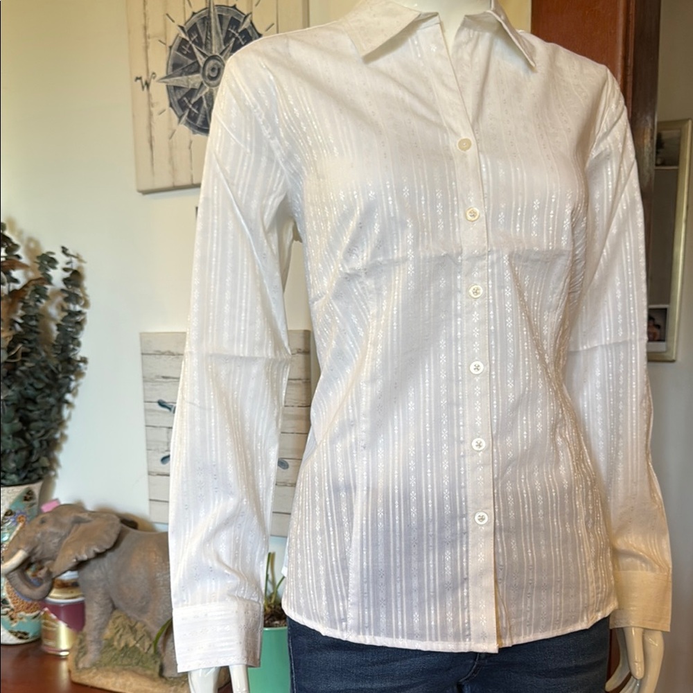 NWT northern reflections size small White Button-Up Shirt